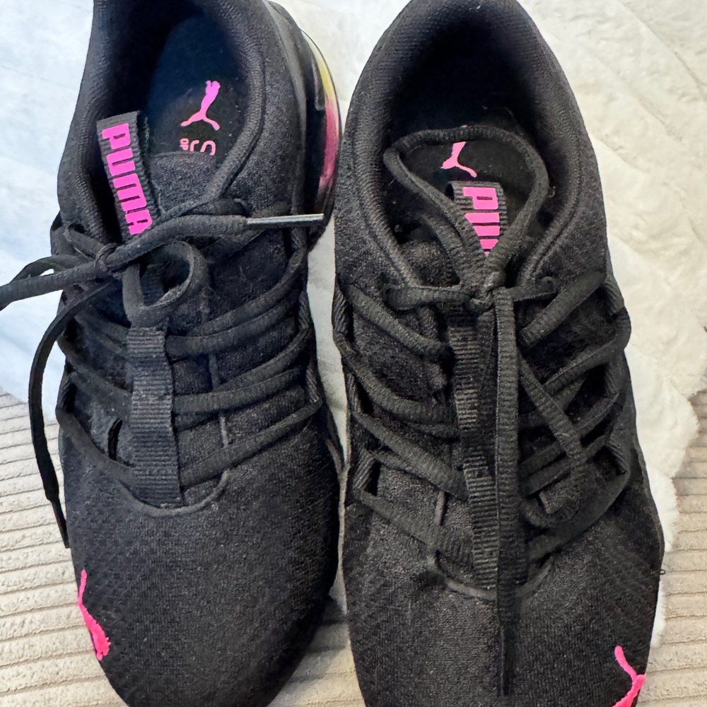 PUMA Women's Black Sneakers with Pink Highlights size 6